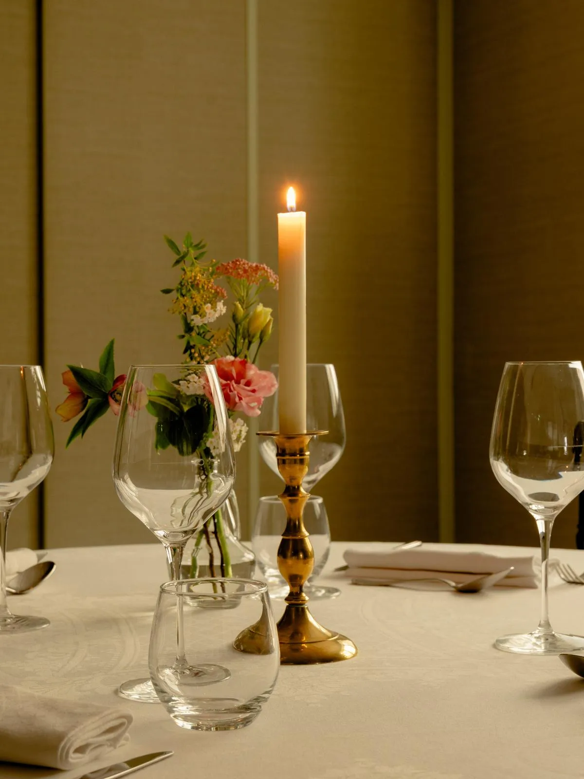 Art de la table avec cristallerie et couverts en argent – location salle réception Rambouillet