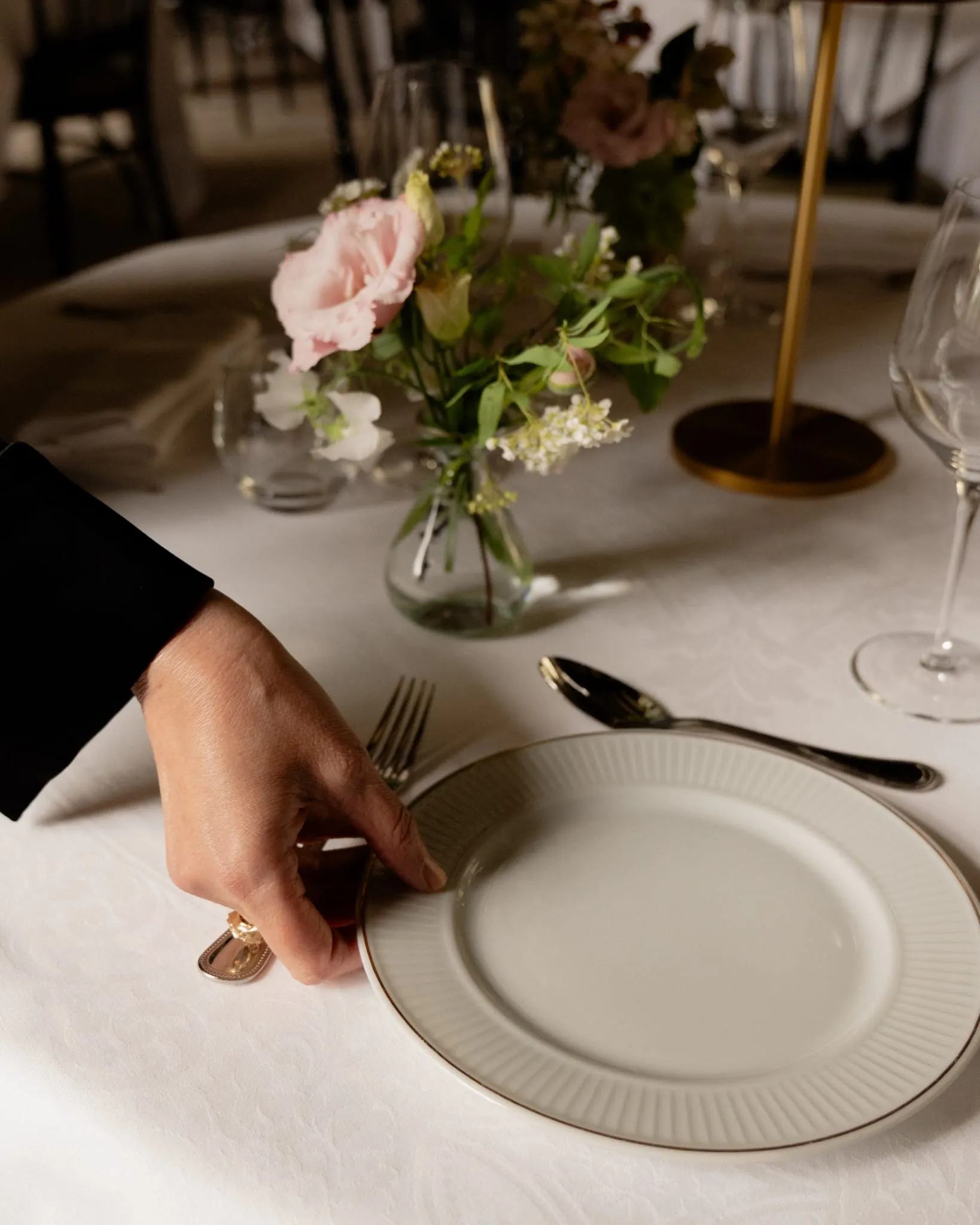 Art de la table pour location de salle – porcelaine fine, cristallerie et couverts en argent à L'Orangerie des Trois Roys