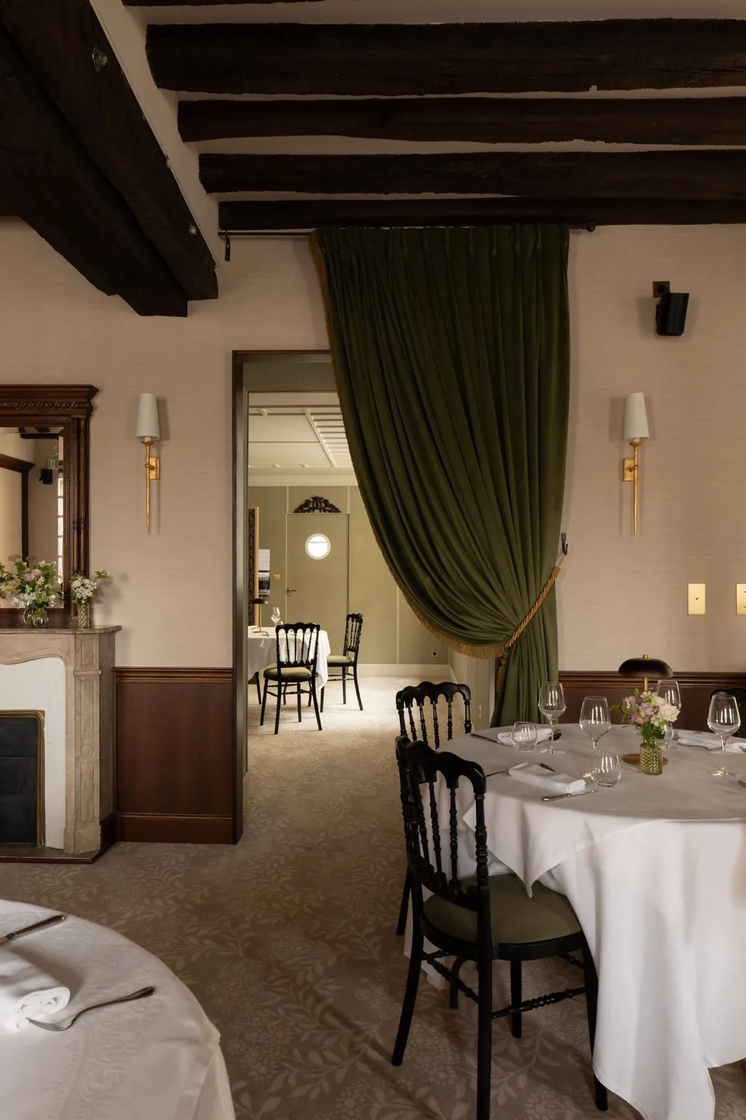 Salon avec poutres apparentes et rideau en velours vert – location de salle à L'Orangerie des Trois Roys, Rambouillet